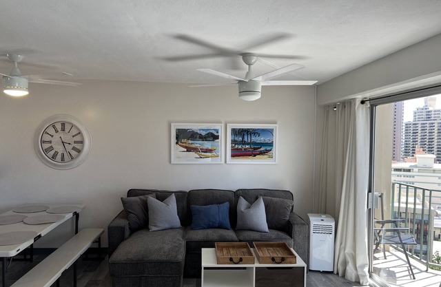 Charming 2 bedroom Waikiki Apt, Sleeps 6 with FREE parking