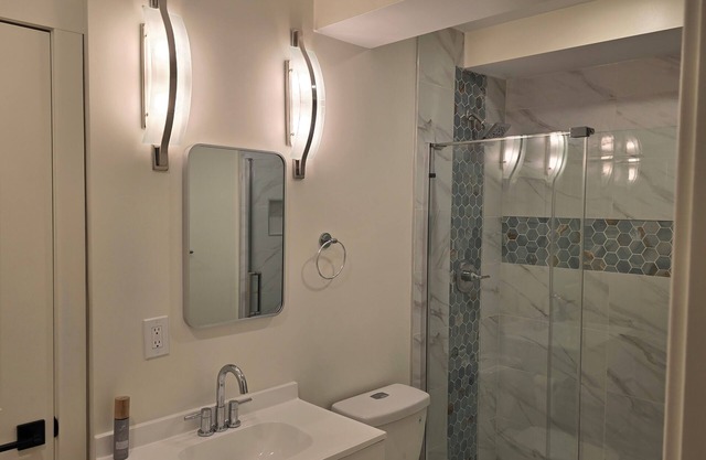 Charming 2-bedroom Walkout Basement, Private Entrance, in Aurora with Wi-Fi,TVn