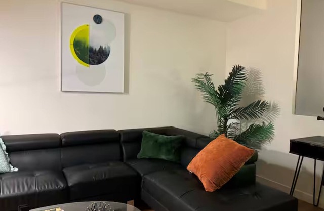 Charming 2-BR 2-BA 4 Beds Apt in Glendale