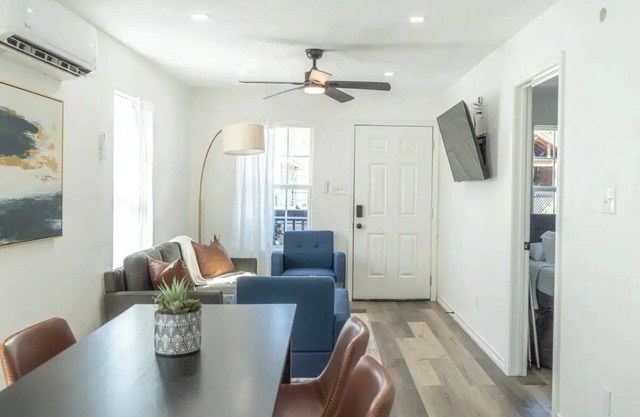Charming 2-BR Retreat Near Downtown & Hou Hotspots!