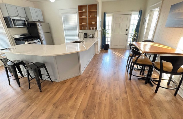 Charming 2-BRoom in the heart of Memphis. Easy access to restaurants and shops.