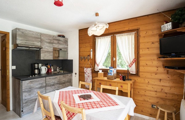 Charming 2-Room Apartment for 4, Near Linga Lift, South/East Balcony, Fully Equipped
