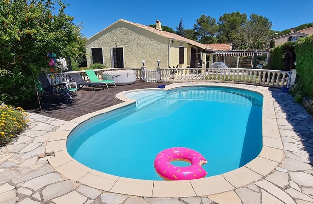 Charming 2-room apartment near Estérel in Provencal villa with pool