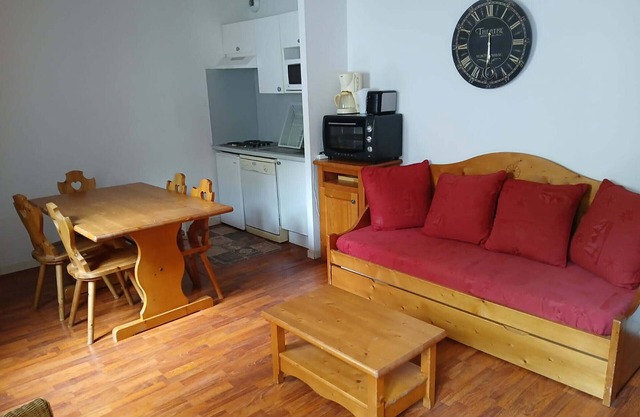 Charming 2-Room Apartment for 6 with Pool Access in Vignec Village