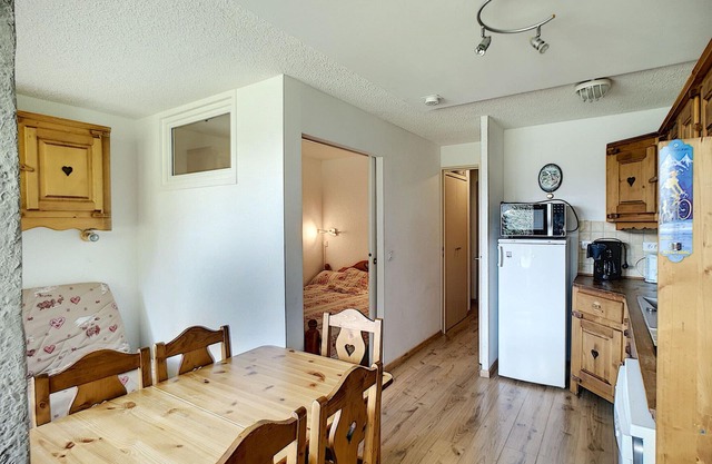Charming 2-Room Cabin for 6, Ski-in/Ski-out, South-Facing Balcony, Beautiful Views, Parking Included
