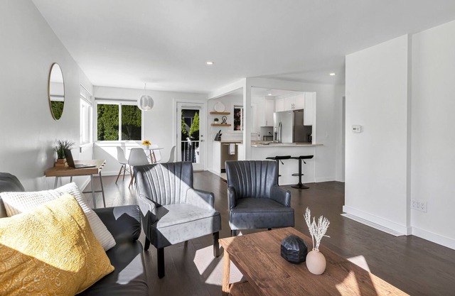 Charming 2BR Ballard Home w/ 2 Work Stations