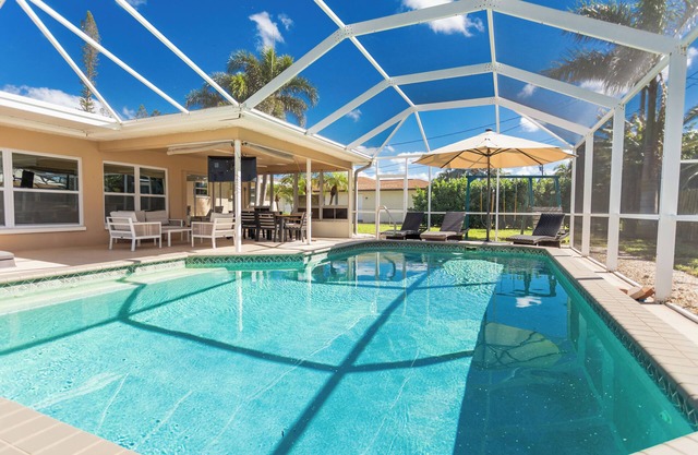 Charming 2BR Pool House in Cape Coral - Private Oasis with Stunning Sunsets