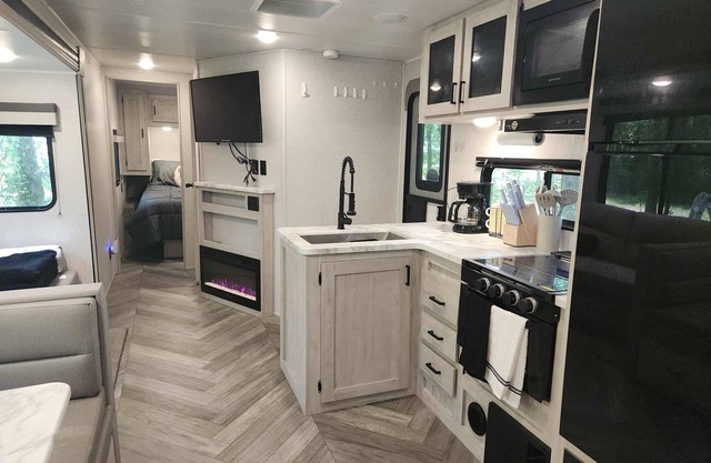 Charming 2BR RV w/AC, Near Lakes & Parks — Perfect for Families