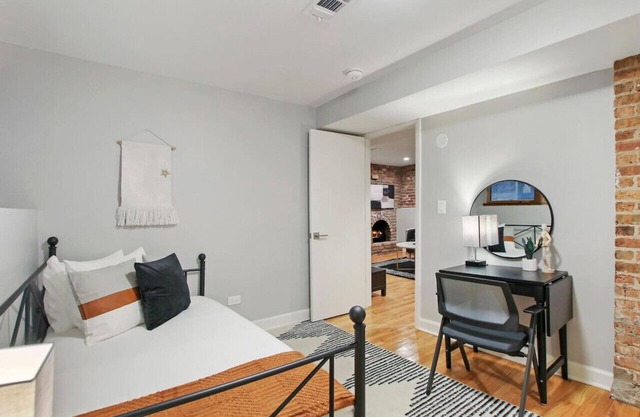 Charming 2BR Urban Oasis in the Heart of Chicago