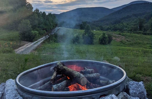 Charming 2BR w/Firepit + Mountain Views
