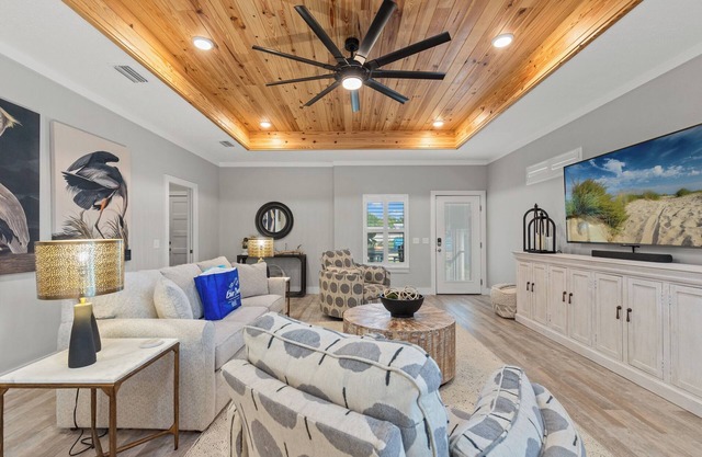 Charming 3/2 Beach House w/POOL & Golf Cart INCLUDED - 1 Min Walk to Beach