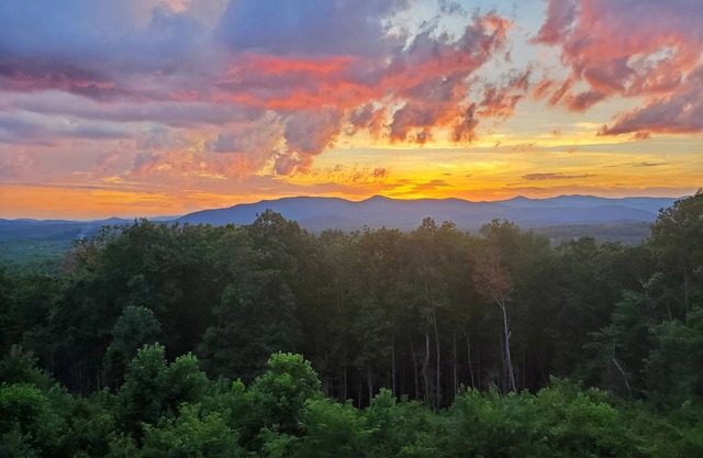Charming 3 BD Cabin Stunning Views Overlooking the AT