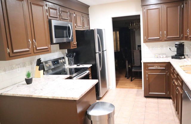 Charming 3-Bed Retreat near Downtown Charleston