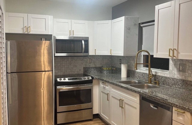 Charming 3-bedroom townhome with AC, WiFi in Pleasant North Lauderdale