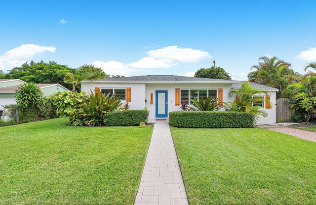 Charming 3-bedroom house in West Palm Beach with Pool and Hottub