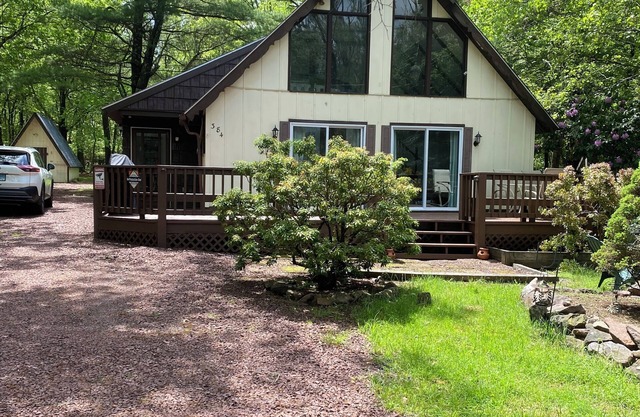 Charming 3-bedroom house with AC and WiFi in Albrightsville.