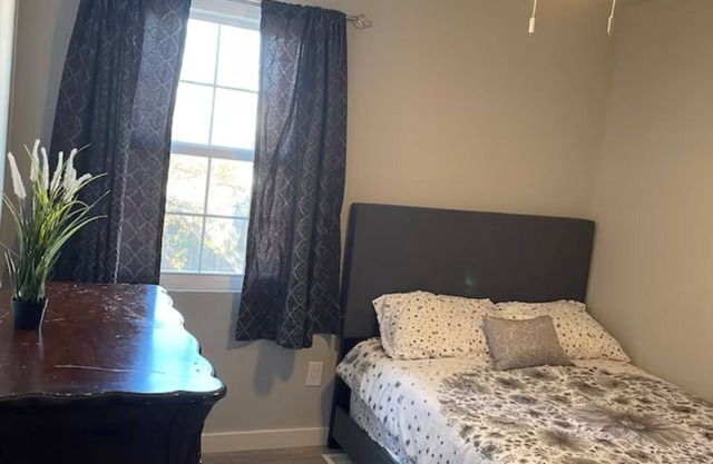 Charming 3-bedroom townhome with AC, WiFi in peaceful Virginia Beach