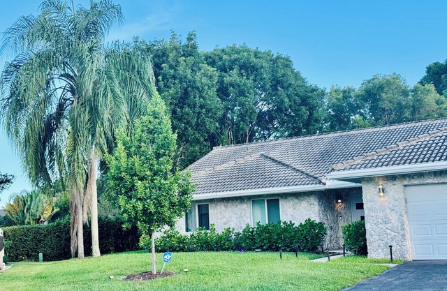 Charming 3-bedroom house with WiFi, AC in Coral Springs