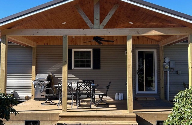 Charming 3-bedroom house in Mountain City beautiful big coy pond in backyard