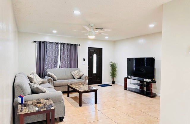 Charming 3 bedroom & 2 Bathroom house with AC & WiFi in delightful Port St Lucie