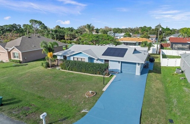 Charming 3-bedroom house with WiFi and AC in brilliant Port St. Lucie
