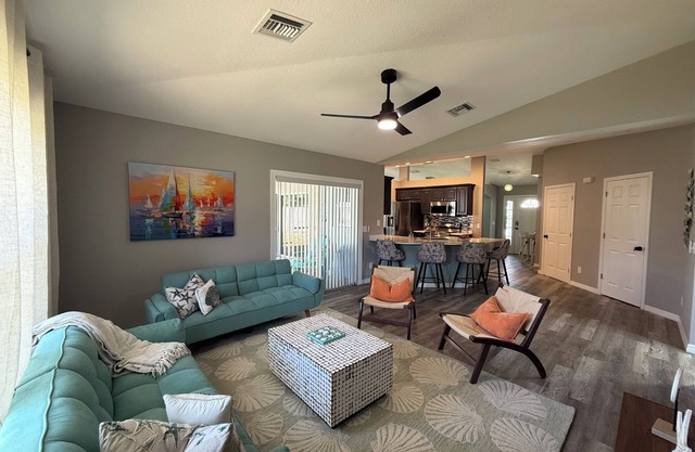 Charming 3-bedroom house with AC, WiFi in welcoming Port St. Lucie