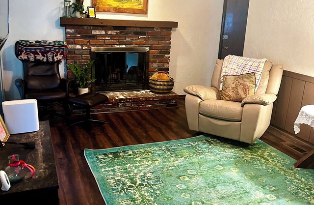 Charming 3-bedroom house with fully fenced yard in wonderful Saint Charles