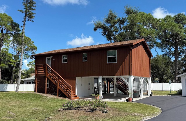 Charming 3-bedroom house with WiFi, AC, & swimming pool in peaceful St. Pete.