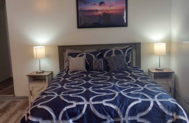 Charming 3-bedroom apartment with WiFi and AC in Syracuse