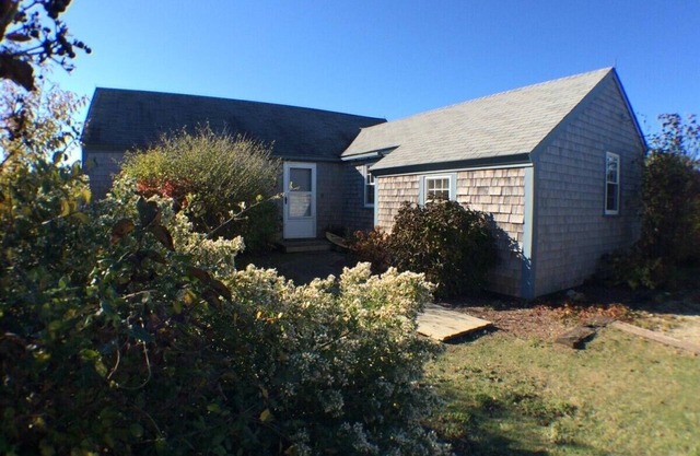 Charming 3-bedroom cottage in Nantucket short walk to private ocean beach.