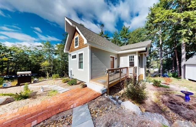 Charming 3 bedroom Cottage, waterfront with boat slip