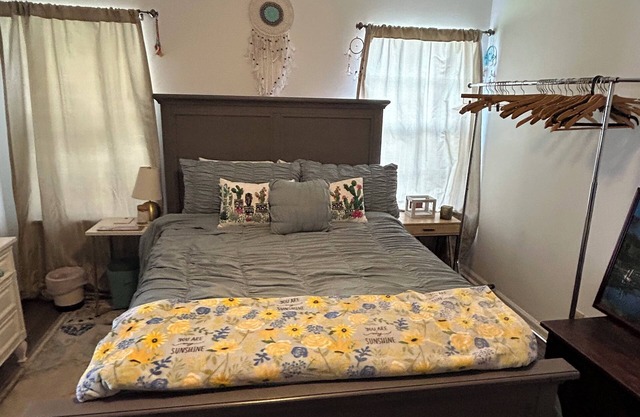 Charming 3-bedroom furnished house in terrific Nashville:HUGE YARD!