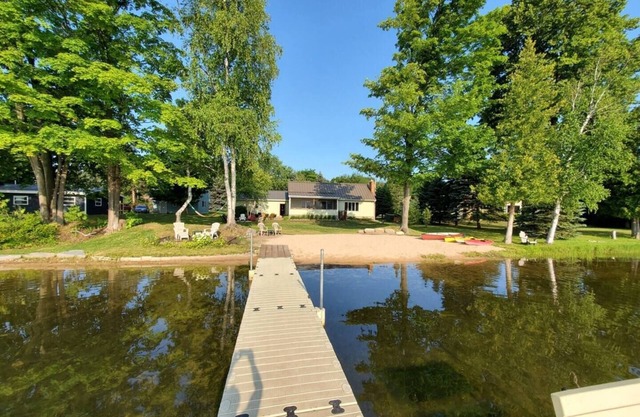 Charming 3-bedroom house with WiFi, AC in welcoming Elk Rapids