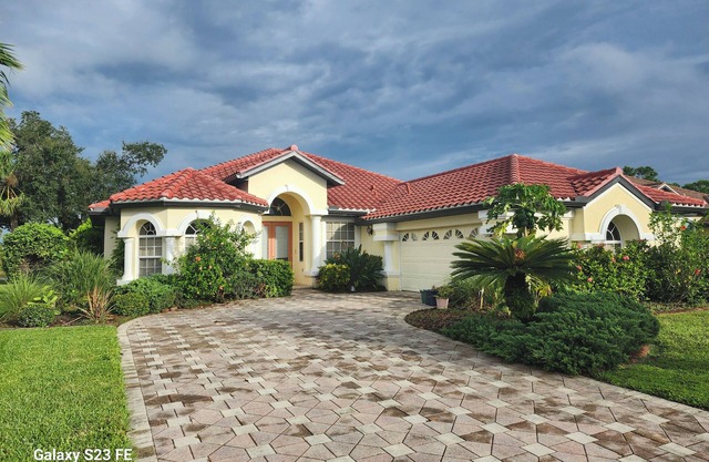 Charming 3-bedroom house with pool and WiFi in North Port in amazing community
