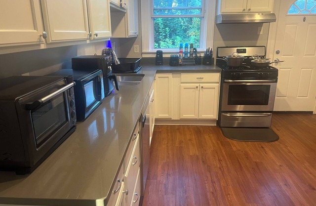 Charming 3-bedroom house in Pittsburgh with WiFi 10 Min to Stadiums 2 King Beds