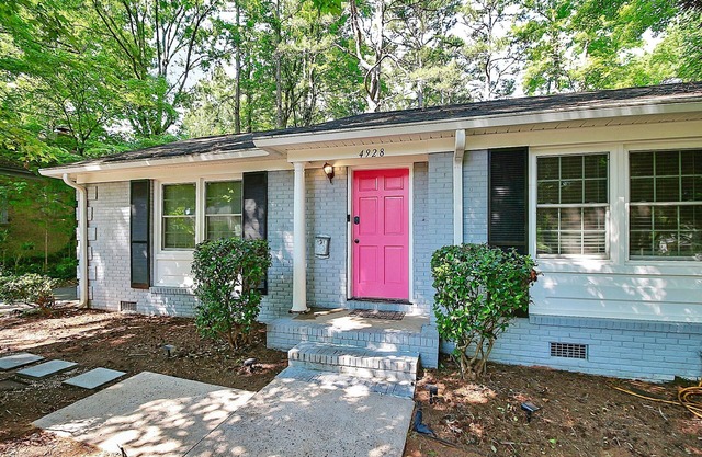 Charming 3-bedroom house with Movie Theater Mins away from Uptown