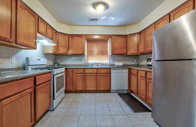 Charming 3-bedroom house with AC and WiFi in pleasant Elizabeth