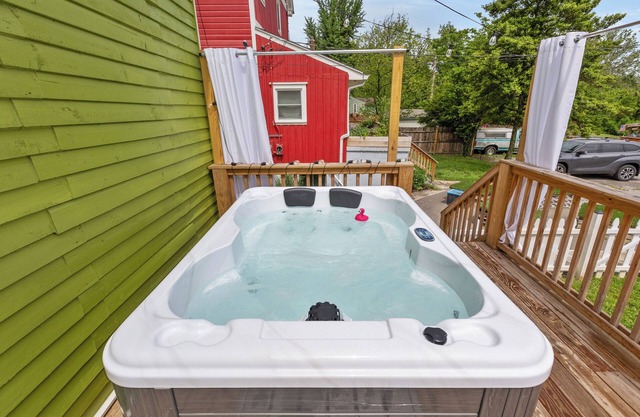 Charming 3-bedroom house downtown Frankfort/king beds