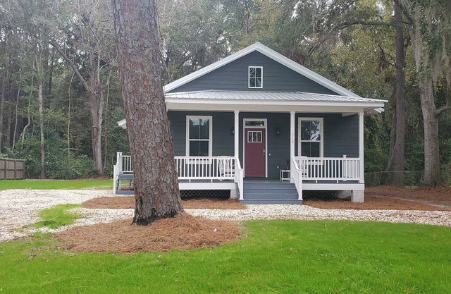 Charming 3-bedroom home within walking distance to downtown area/FLETC friendly