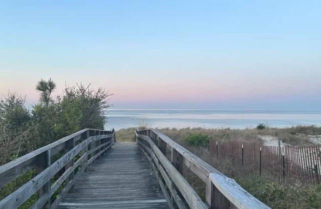 Charming 3-bedroom home a block from the beach!
