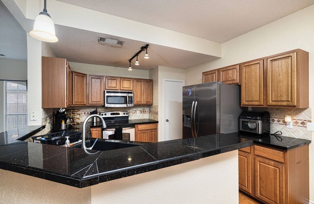 Charming 3-bedroom house in Safe & Quiet Cul-de-sac with WiFi and AC