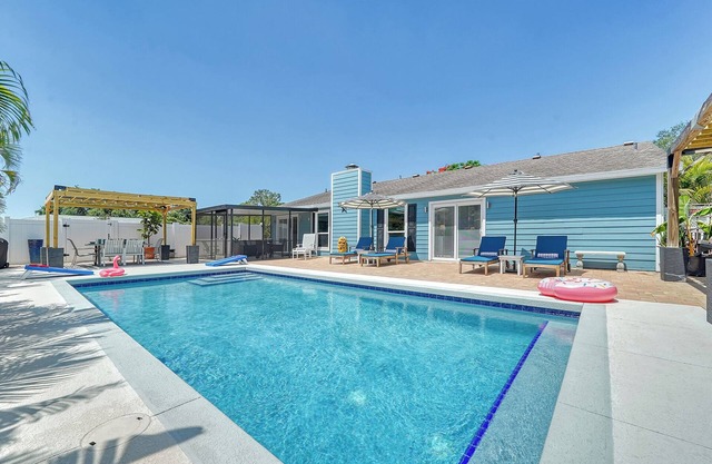 Charming 3-bedroom house with private pool and in delightful Sarasota.