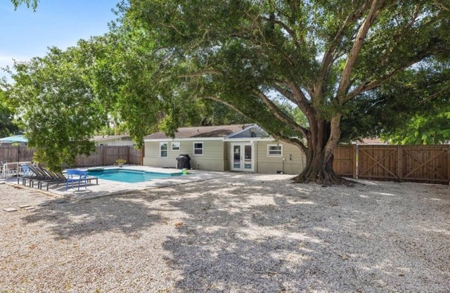 Charming 3-bedroom house with Pool in serene Sarasota near Downtown & Siesta Key