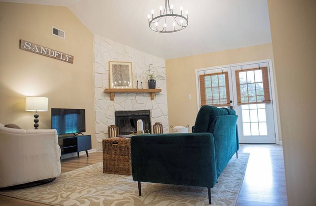 Charming 3-bedroom house in brilliant Savannah with WiFi, AC,