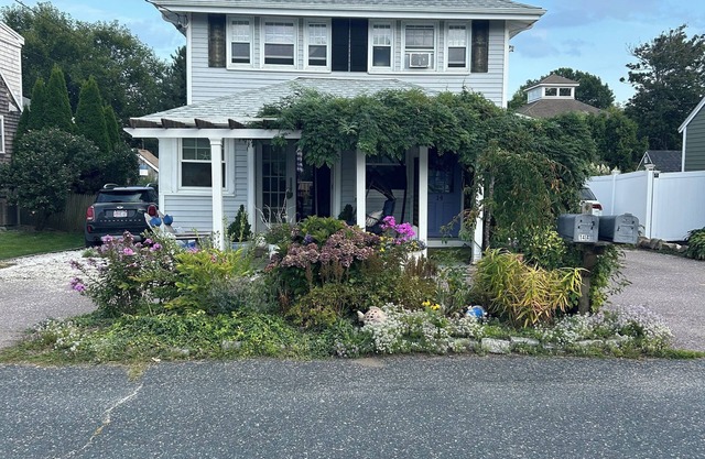 Charming 3-bedroom house in lovely Scituate, Ma. close to beach with water views