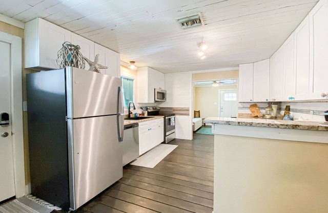 Charming 3-bedroom house with WiFi and AC in wonderful Waveland