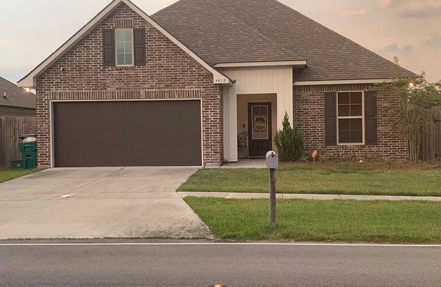 Charming 3-bedroom house with AC 15 minutes outside the city.