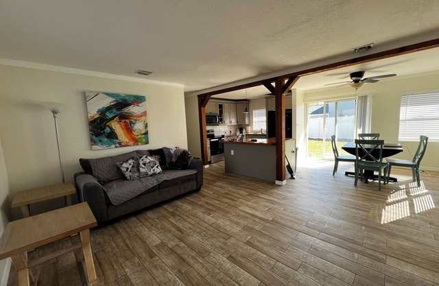 Charming 3-bedroom house with WiFi, AC in marvelous Orlando