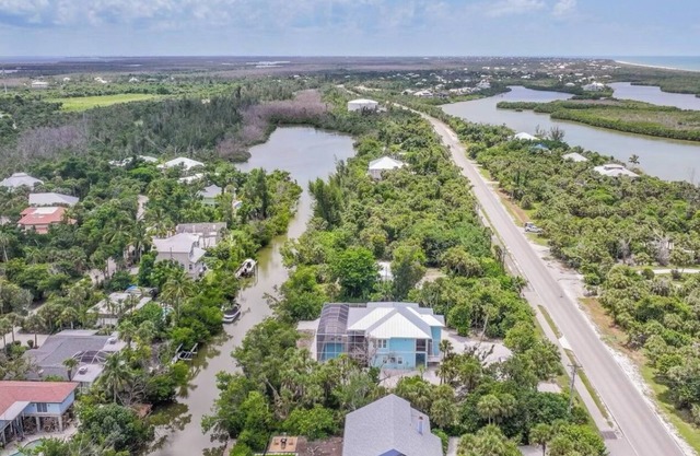 Charming 3-bedroom house in Sanibel with AC and WiFi a short walk to the beach