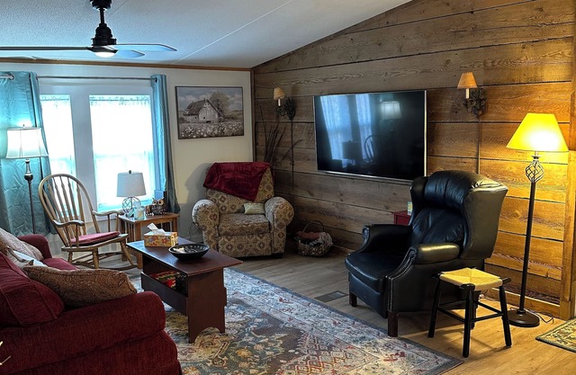 Charming 3-bedroom house near Lehigh Valley and Poconos. AC, WiFi